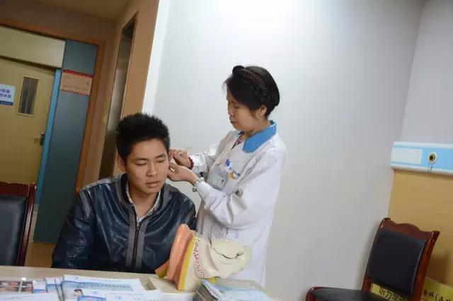 韦云凯接受治疗